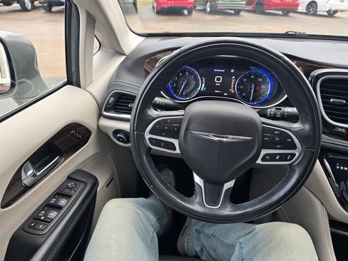 Used 2022 Chrysler Pacifica Limited FWD image 23