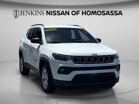Used 2024 Jeep Compass Latitude AWD/4WD image 2