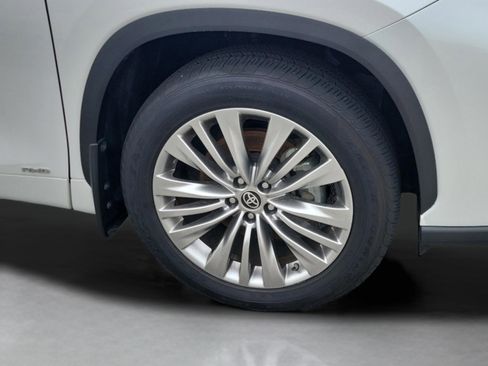 Used 2024 Toyota Highlander Platinum image 28