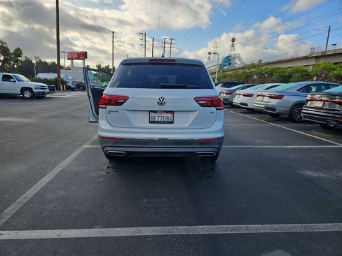 Used 2018 Volkswagen Tiguan SE w/ Panoramic Sunroof Package image 11