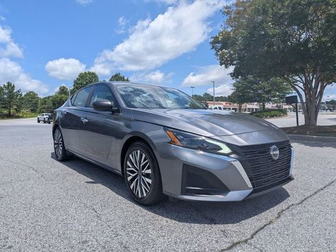 Used 2024 Nissan Altima 2.5 SV FWD image 2