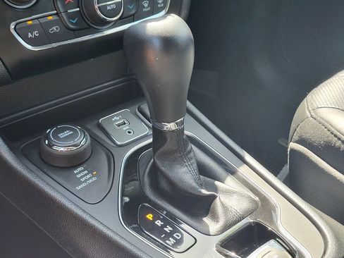 Used 2020 Jeep Cherokee Limited AWD/4WD image 28