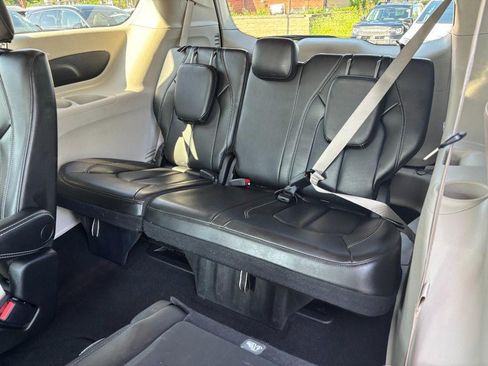 Used 2023 Chrysler Pacifica Touring-L FWD image 11