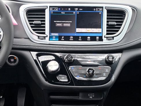 New 2026 Chrysler Pacifica Select image 3