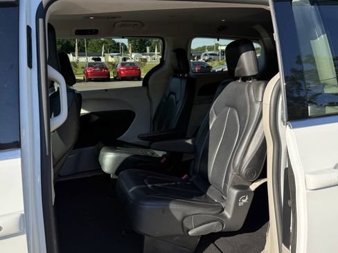 Used 2019 Chrysler Pacifica Touring-L FWD image 13