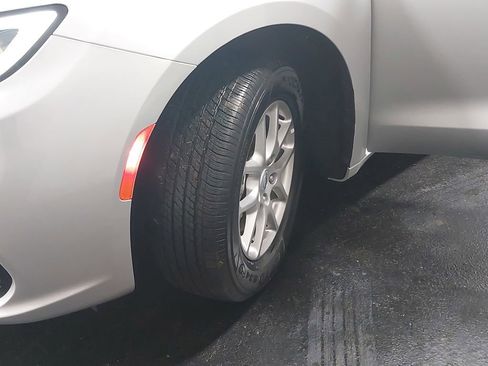 Used 2024 Chrysler Pacifica Touring-L image 34