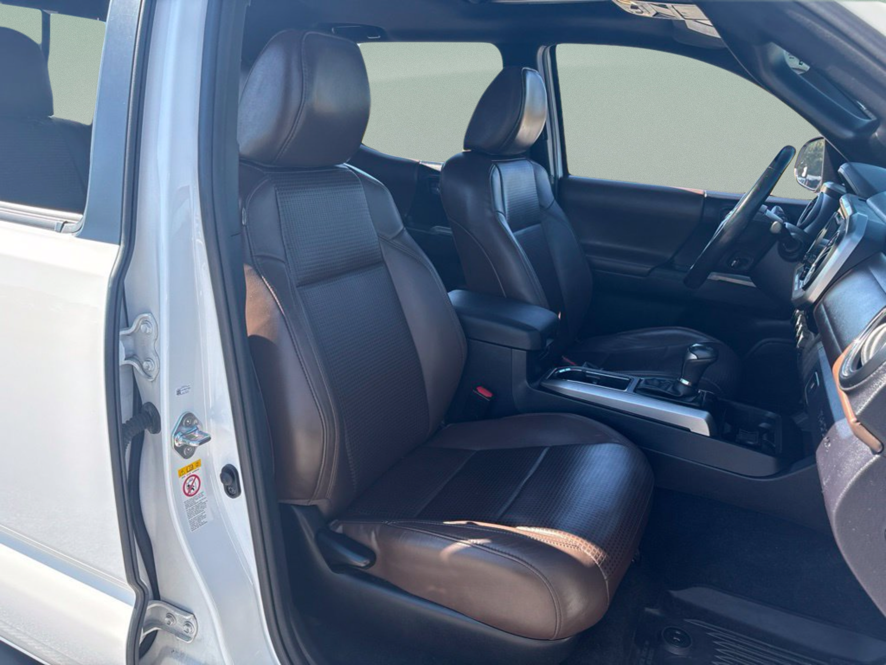 Used 2018 Toyota Tacoma Limited AWD/4WD image 36