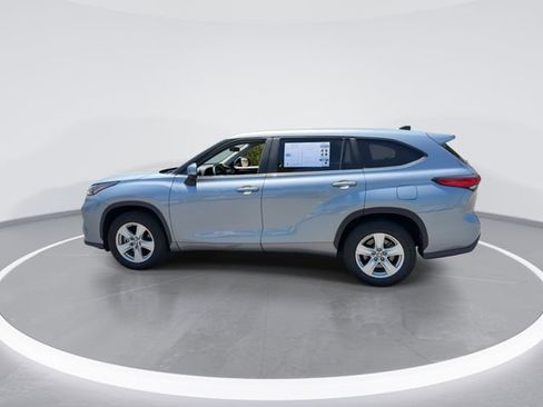 Used 2023 Toyota Highlander LE FWD image 5