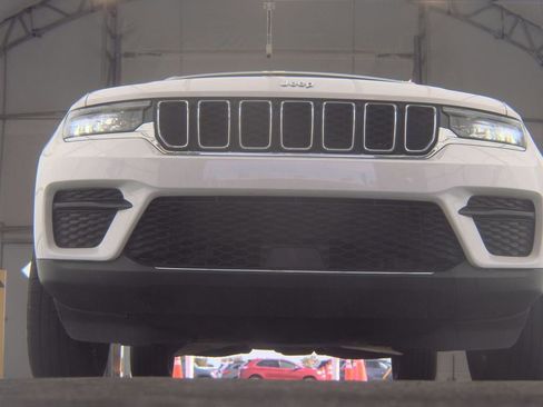 Used 2023 Jeep Grand Cherokee Laredo RWD image 3