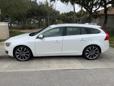 Used 2015 Volvo V60 T5 Platinum image 2