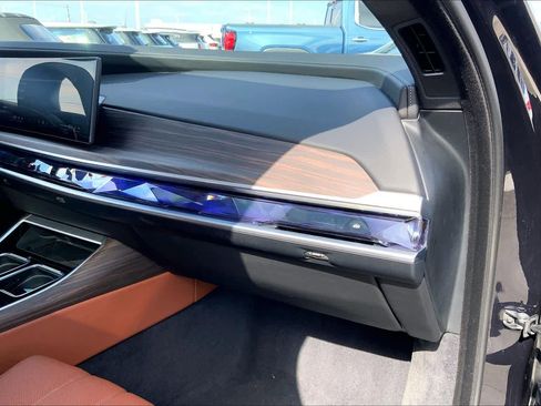Certified 2023 BMW 760i xDrive w/ Luxury Rear Seating Package image 19