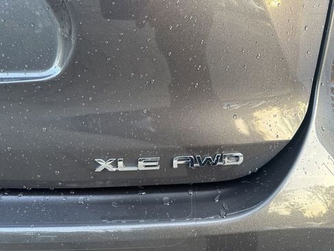 Used 2022 Toyota Highlander XLE image 12