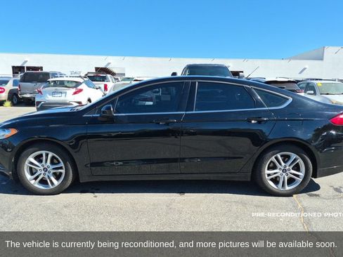 Used 2018 Ford Fusion SE w/ Fusion SE Technology Package FWD image 9