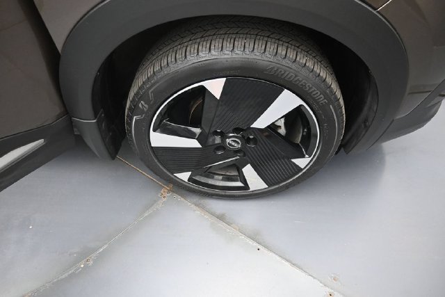 Certified 2026 Nissan Kicks SR w/ SR Premium Package AWD/4WD image 32