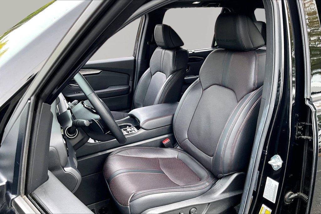 Used 2025 Honda Pilot Black Edition image 17