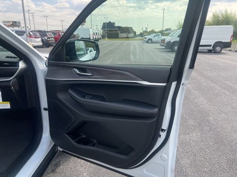 New 2025 Jeep Grand Cherokee L Limited w/ Black Appearance Package image 14