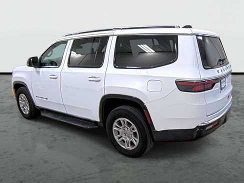 Used 2024 Jeep Wagoneer 4WD image 2