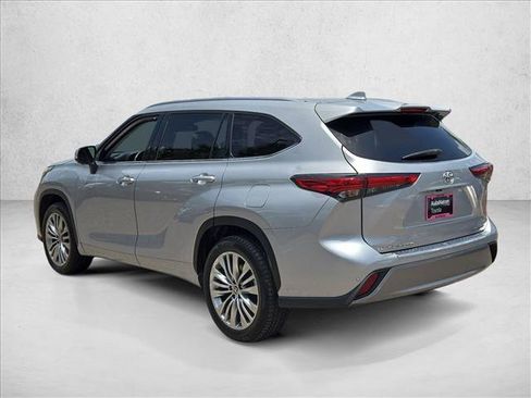 Used 2023 Toyota Highlander Platinum FWD image 8