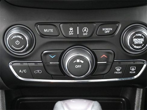 Used 2019 Jeep Cherokee Latitude w/ Cold Weather Group image 21