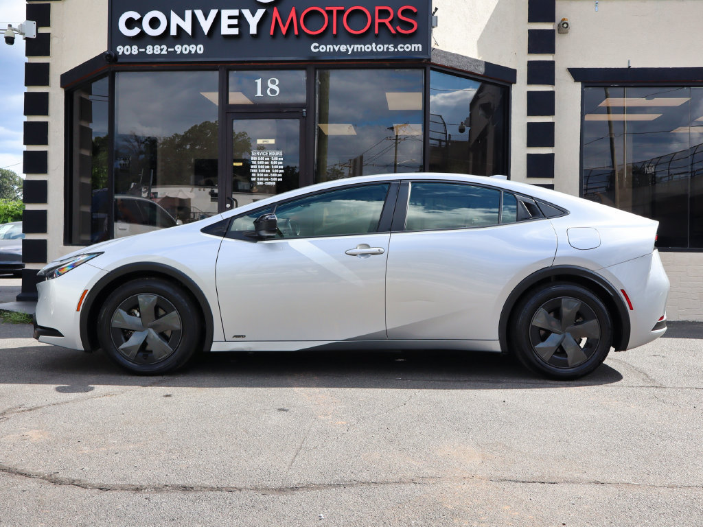 Used 2024 Toyota Prius LE AWD/4WD image 3