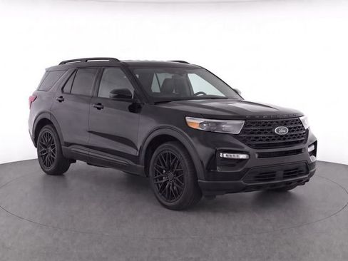 Used 2024 Ford Explorer XLT w/ Equipment Group 202A RWD image 2