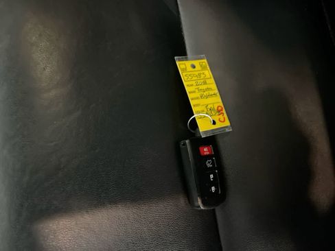 Used 2018 Toyota Highlander SE image 28