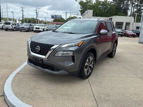 Used 2023 Nissan Rogue SV image 3
