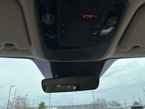 Used 2023 Kia Carnival LX image 30