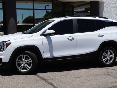 Used 2022 GMC Terrain SLE w/ Driver Convenience Package FWD image 4