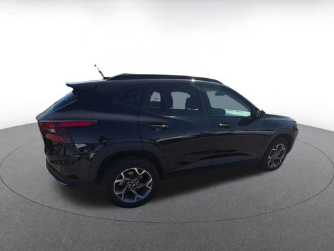 Used 2025 Chevrolet Trax LT w/ LT Convenience Package image 8