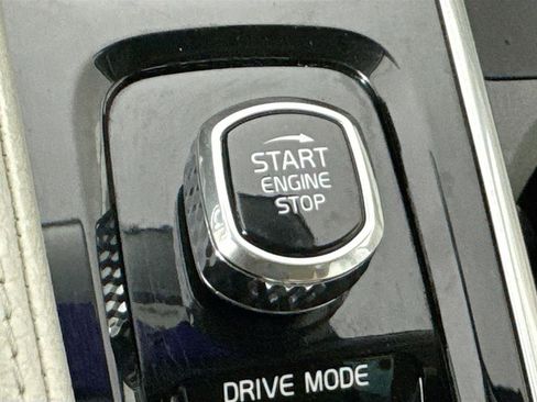 Used 2021 Volvo XC90 T6 Momentum image 18