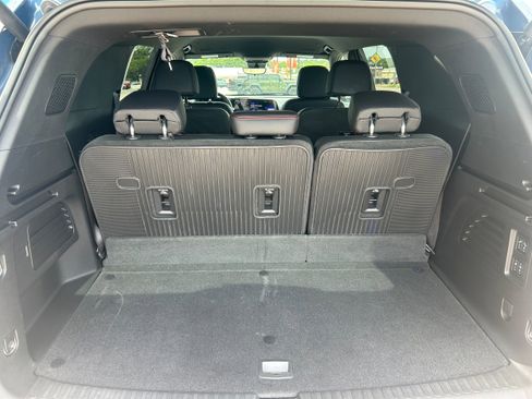 Used 2025 Chevrolet Traverse RS FWD image 9