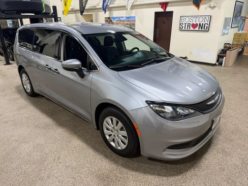 Used 2021 Chrysler Voyager L FWD image 5