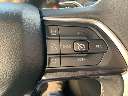 Used 2023 Jeep Grand Cherokee Altitude image 30