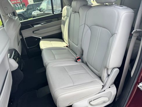 Used 2023 Jeep Wagoneer 4WD image 5