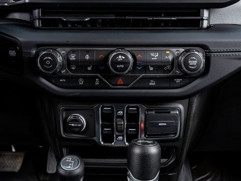 Used 2025 Jeep Wrangler Sahara w/ Technology Group AWD/4WD image 25