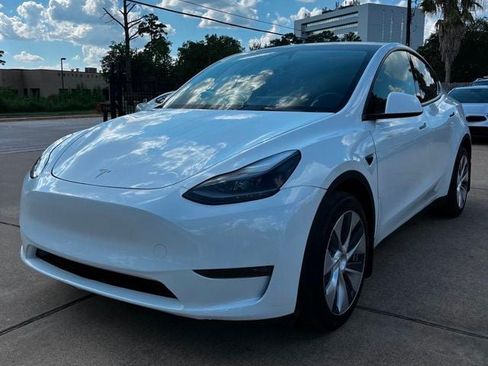 Used 2024 Tesla Model Y Long Range AWD/4WD image 1