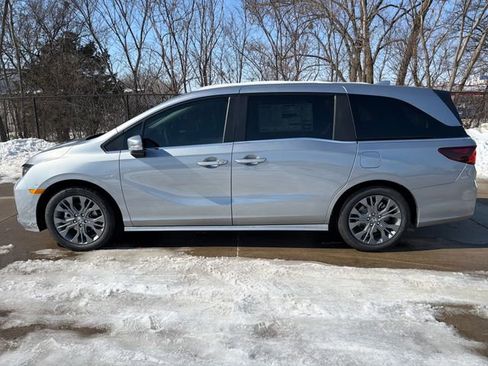 New 2026 Honda Odyssey Touring image 2