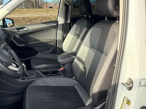 Used 2022 Volkswagen Tiguan SE w/ Panoramic Sunroof Package image 11