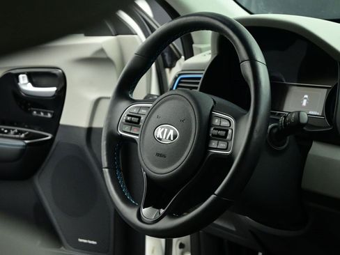 Used 2017 Kia Niro Touring image 34