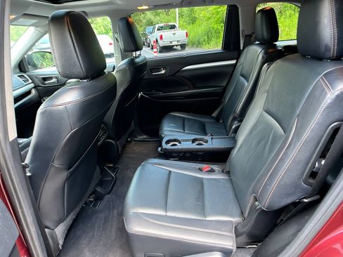 Used 2019 Toyota Highlander XLE AWD/4WD image 23