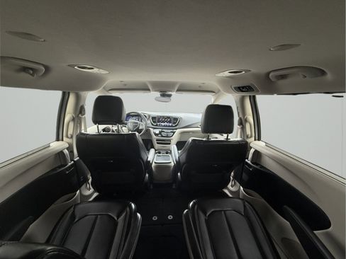 Used 2024 Chrysler Pacifica Touring-L image 14