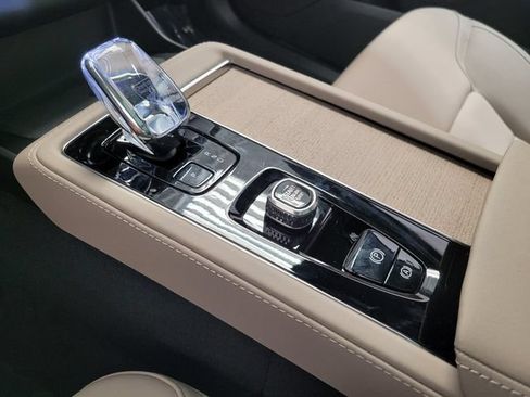 New 2026 Volvo XC90 B6 Plus w/ Protection Package Premier AWD/4WD image 17