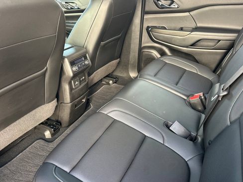 Used 2022 GMC Acadia SLT FWD image 15