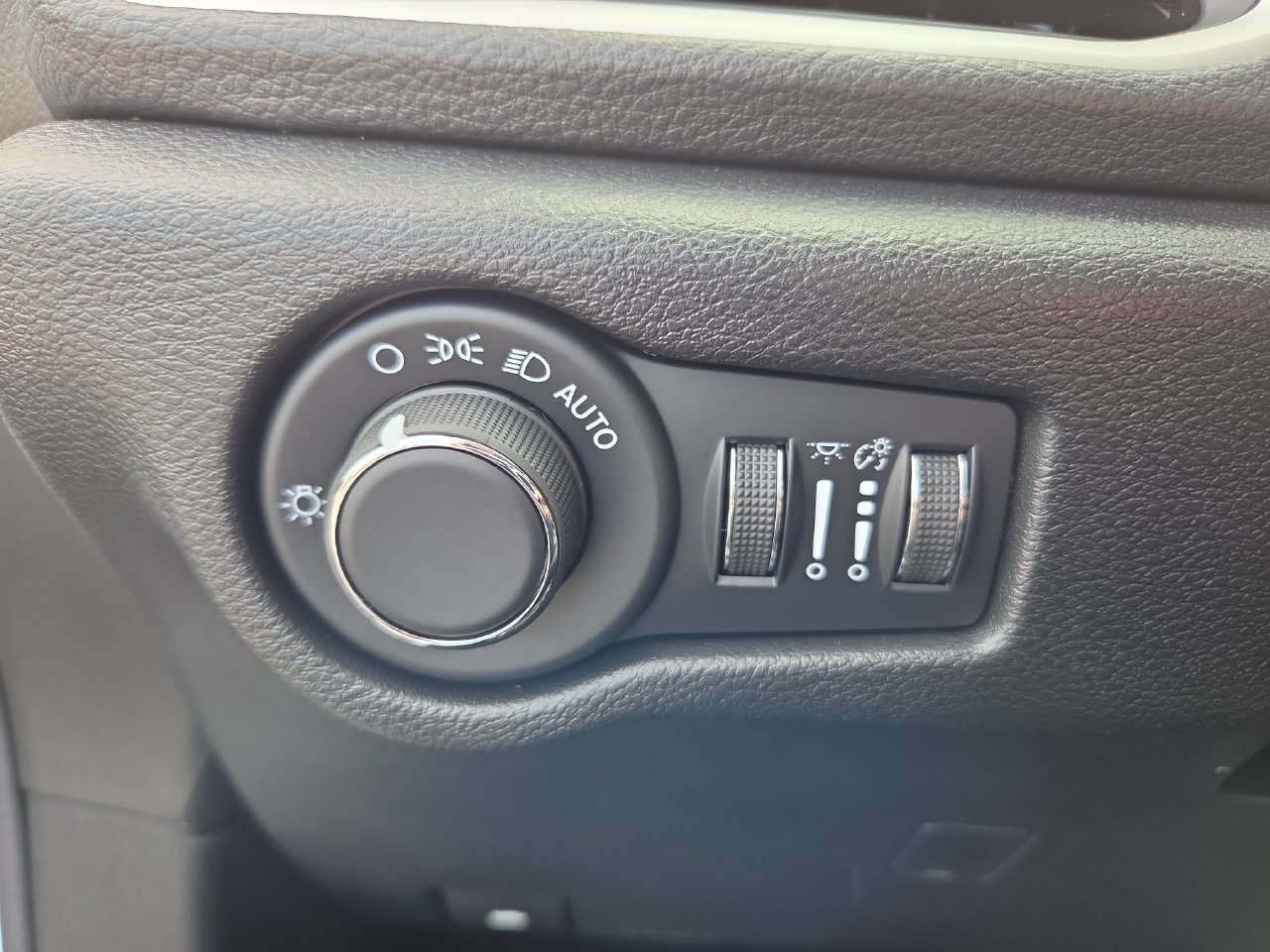 New 2027 Chrysler Pacifica Select w/ Family Tech Group FWD image 31