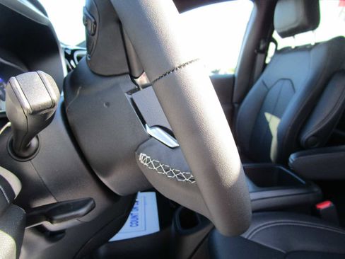 New 2025 Chrysler Pacifica Select image 25