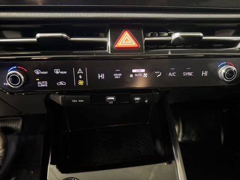 Used 2023 Kia Niro EX image 22