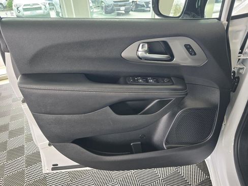 Used 2025 Chrysler Pacifica Select image 19