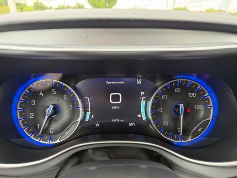 Used 2025 Chrysler Pacifica Limited FWD image 27