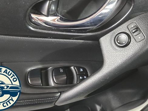 Used 2020 Nissan Rogue SV image 23